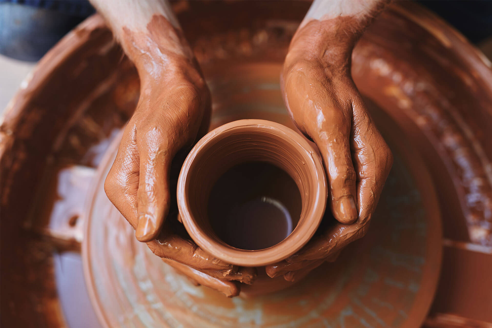 Mão no barro - Construção da peça de cerâmica